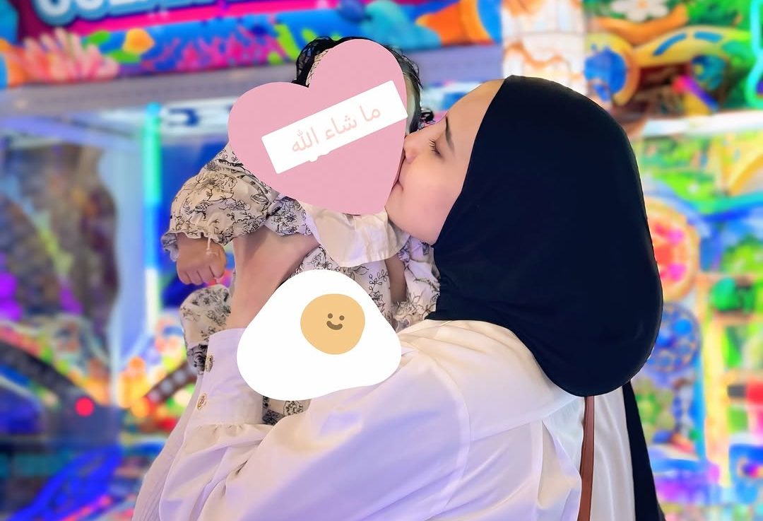 Zaskia Sungkar Ajak Baby Humaira Kompakan Bergaya India, Cantik Banget!