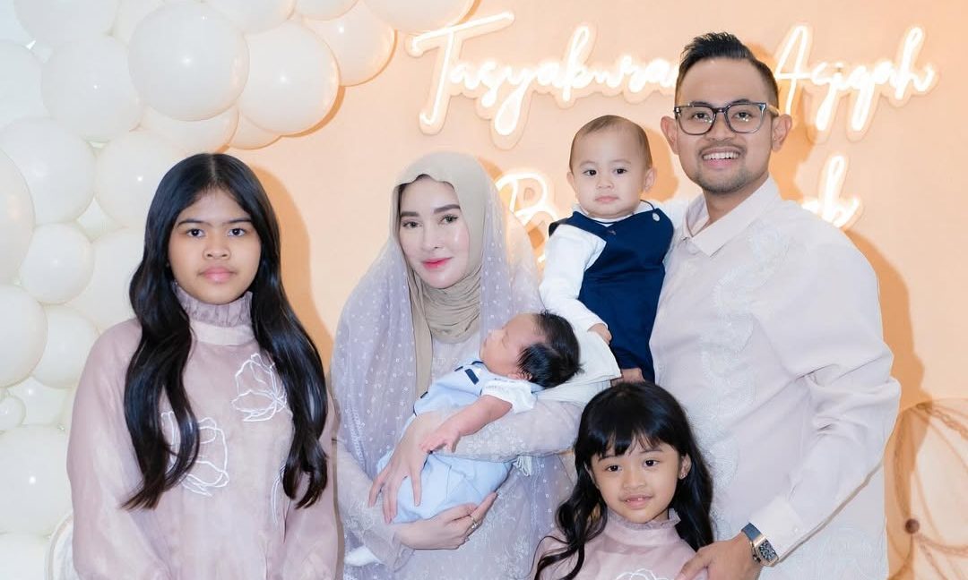 5 Potret Akikah Baby Jyab Anak Gilang-Shandy Purnamasari, Tamunya Bertabur Bintang!