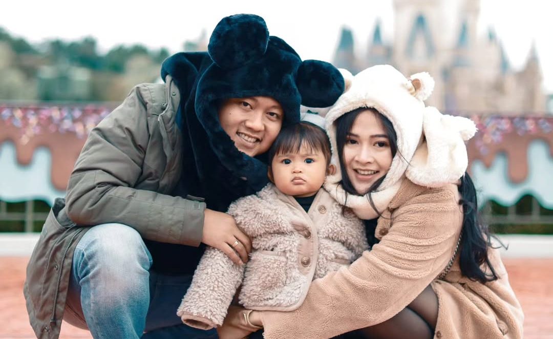 Denny Caknan Ajak Anak Istri ke Disneyland Jepang, Dek Cunda Jadi Sorotan