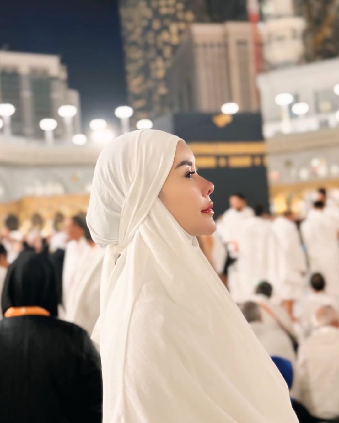 Cantiknya Aura Kasih Jalani Ibadah Umrah, Didoakan Istiqomah Berhijab