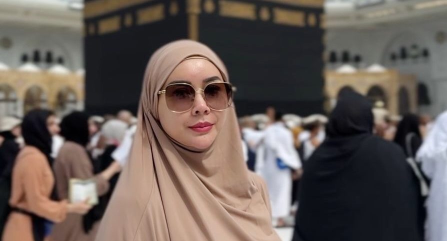 Cantiknya Aura Kasih Jalani Ibadah Umrah, Didoakan Istiqomah Berhijab