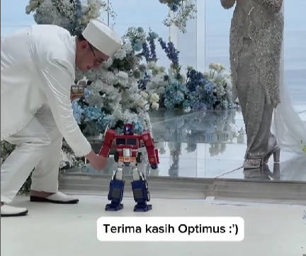 Agak Laen! Cincin Nikah Medy Renaldy Dibawa Transformer ke Latar Pernikahan