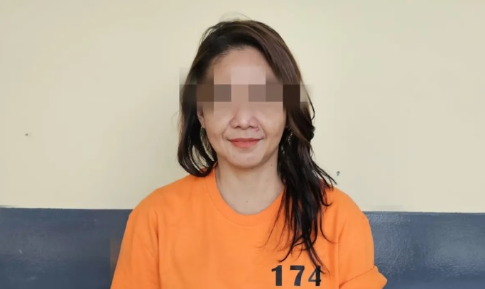 Artis Sekar Arum Widara ditahan di Polres Jakarta Selatan kasus duit palsu. 