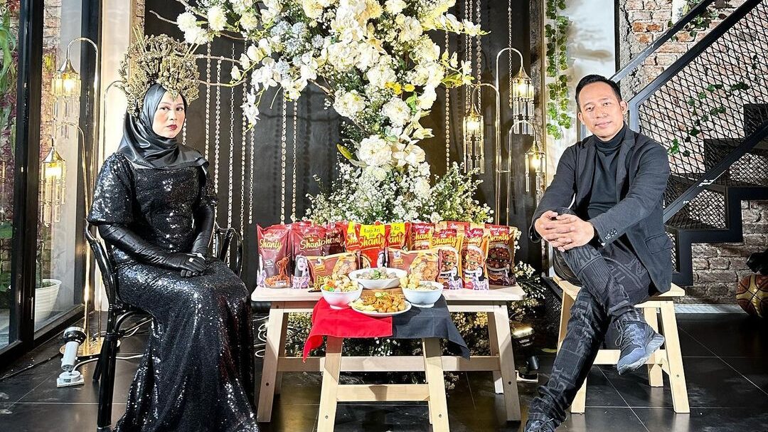 Kekayaan Denny Cagur : Penghasilan Puluhan Milyar dan Koleksi Mobil Mewah