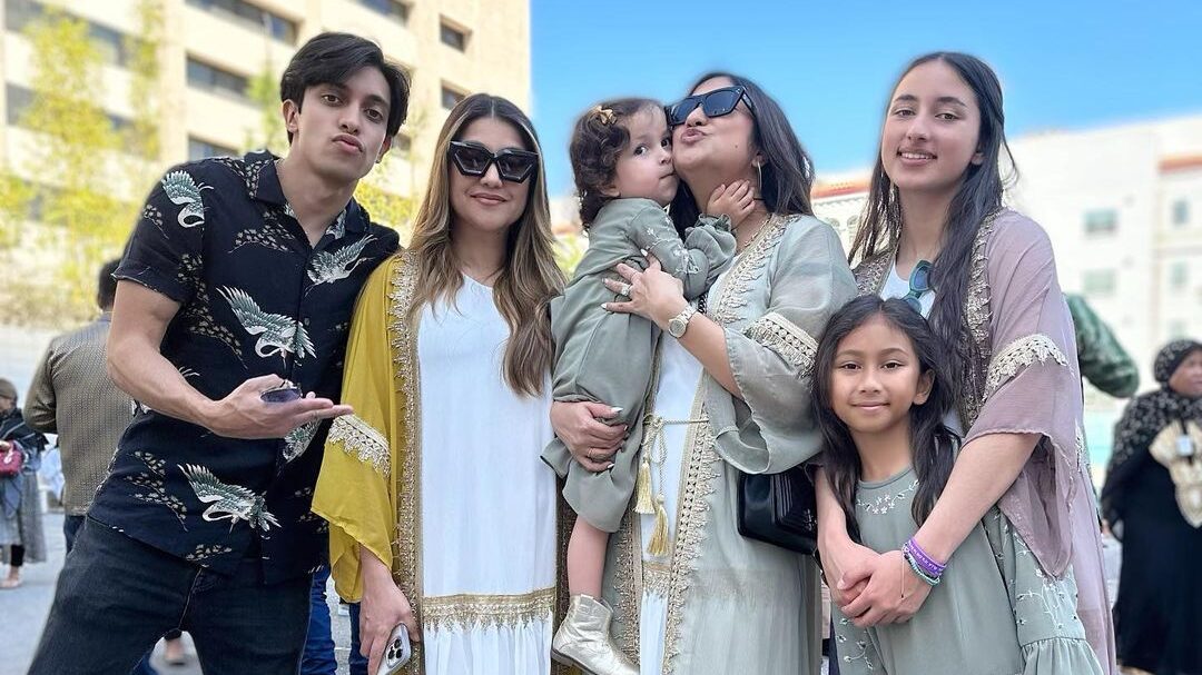 Sarah Azhari dan 7 Saudaranya Tetap Saling Dukung Meski Terpisah Benua