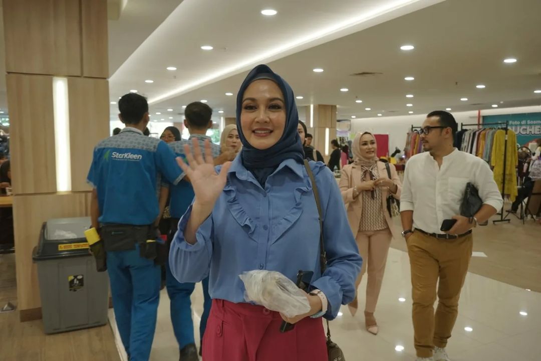 Bukan Oplas, Dina Lorenza Bongkar Rahasianya Awet Muda di Usia 48 Tahun