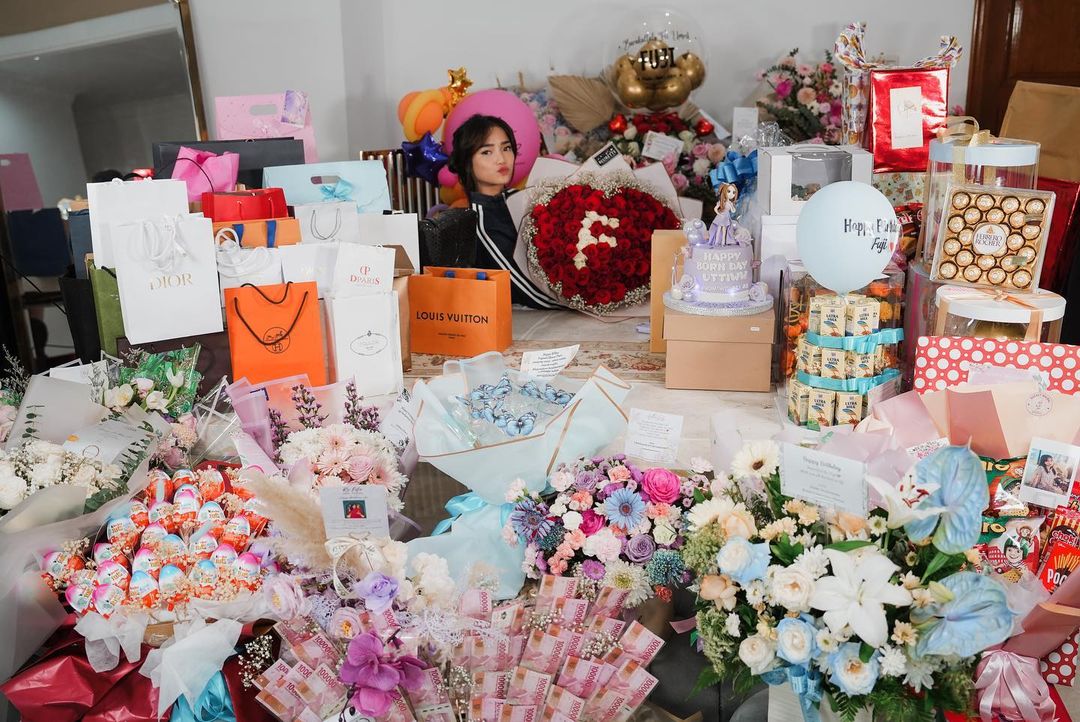 Gelang Mewah dalam Asmara Fuji: Antara Asnawi dan Thariq