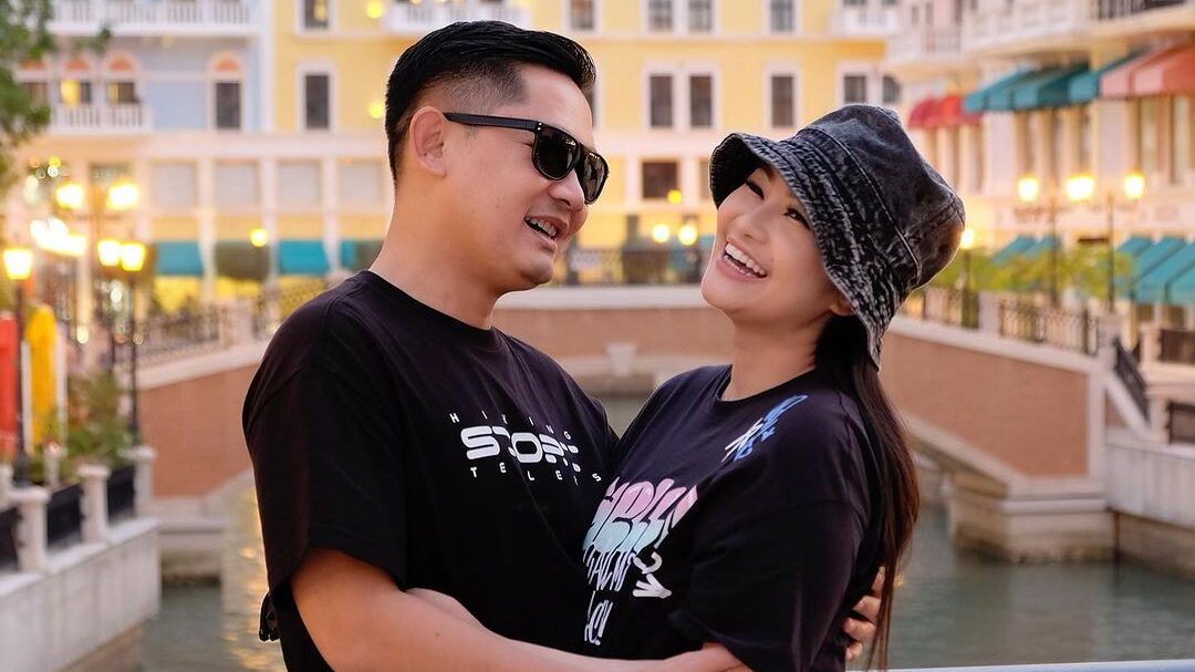 Berprofesi Pilot, Suami Fitri Carlina Dikirimi Foto Mesum oleh Pramugari