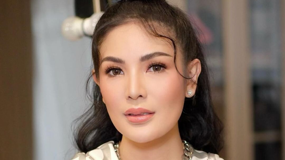 Diduga akan Menikah, Nindy Ayunda Tampil Cantik dengan Gaun Pengantin