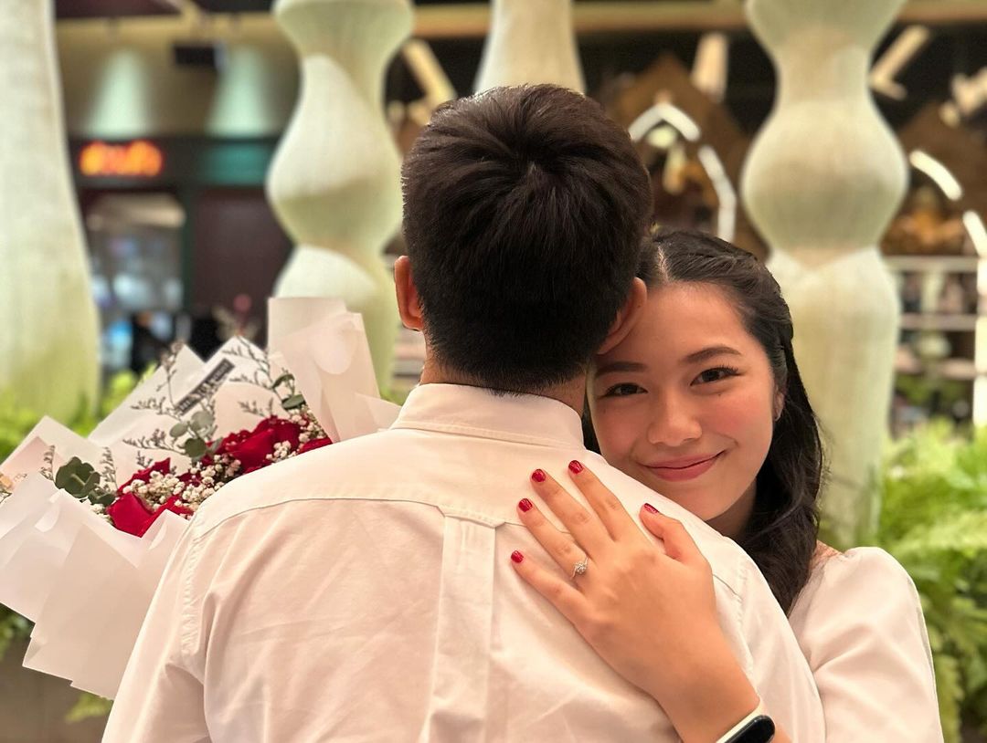 Pacar Claudy Putri Kasih Kejutan Manis di Hari Natal