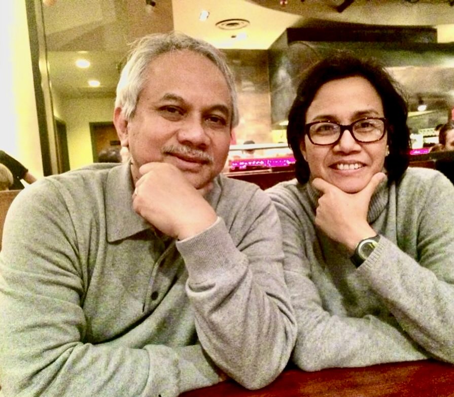 Potret Mesra Menkeu Sri Mulyani Bareng Suami di Pohon Jodoh Kebun Raya Bogor