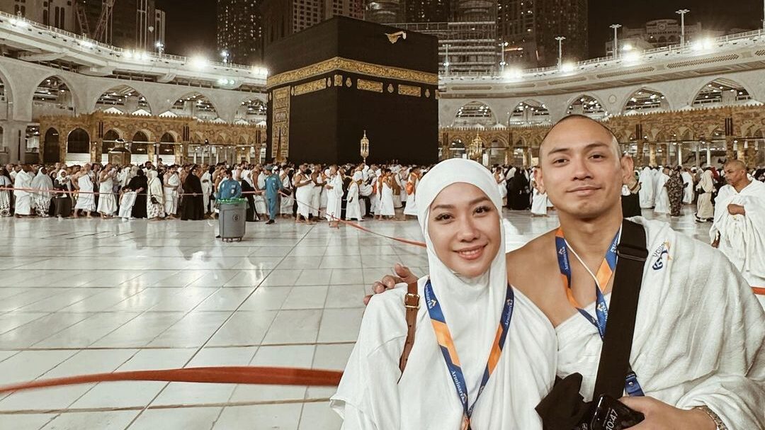Bunga Citra Lestari dan Tiko Aryawardhana Rayakan Tahun Baru 2024 dengan Umrah
