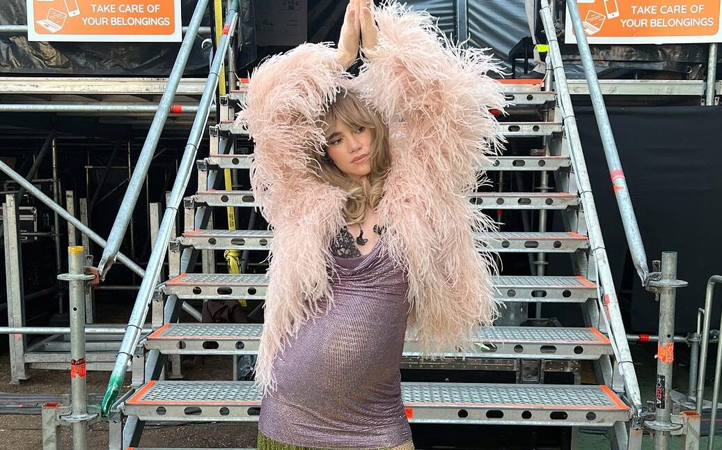 Pakai Baju Terbuka dan Pamer Baby Bump, Suki Waterhouse Tampil Menawan di Emmy Awards