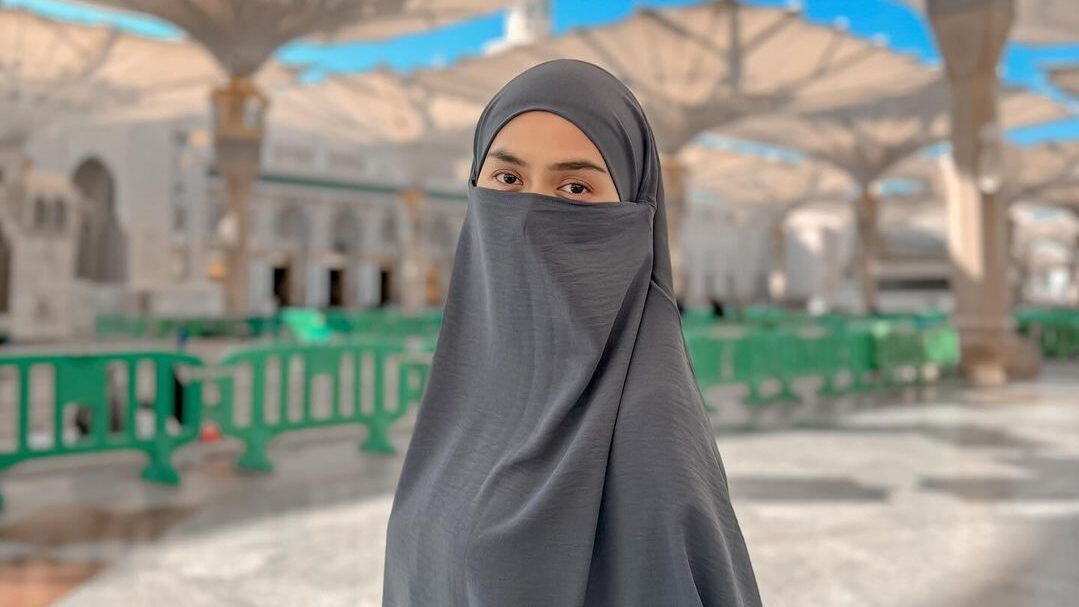 Ria Ricis Berdoa dan Menangis di Hadapan Ka'bah, Malah Kena Cibir