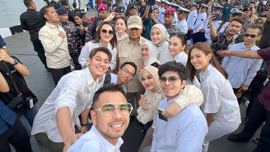 Happy Asmara Selfie Bareng Prabowo Subianto Malah Salah Fokus oleh Sosok Ini