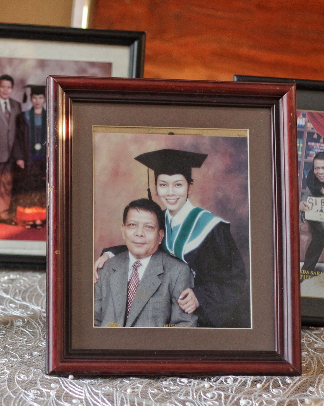 Dewi Lestari dan Arina Mocca Berduka, Ayah Tercinta Meninggal Dunia