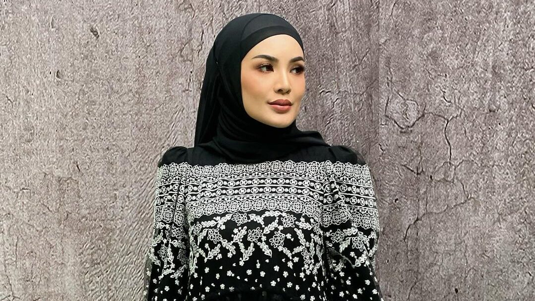 Pulang Umrah, Nindy Ayunda Mantap Pakai Hijab?