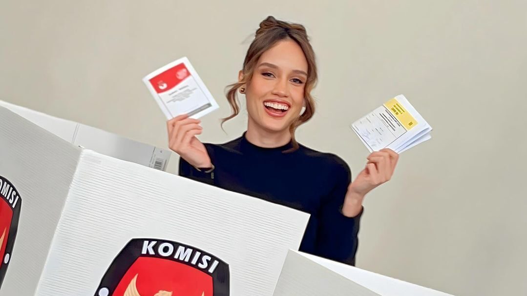 Cinta Laura Pastikan Surat Suara Tidak Rusak di Depan Petugas Sebelum Nyoblos di AS