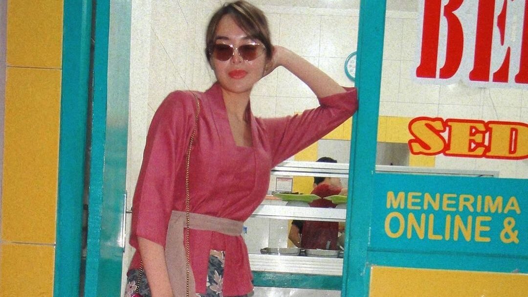 Gaya Nyentrik Amanda Manopo Makan di Warteg