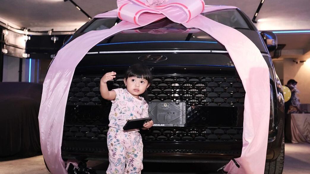 Lucunya Ameena Atta Bikin Kue Surprise Buat Mama Aurel, Rempong di Dapur