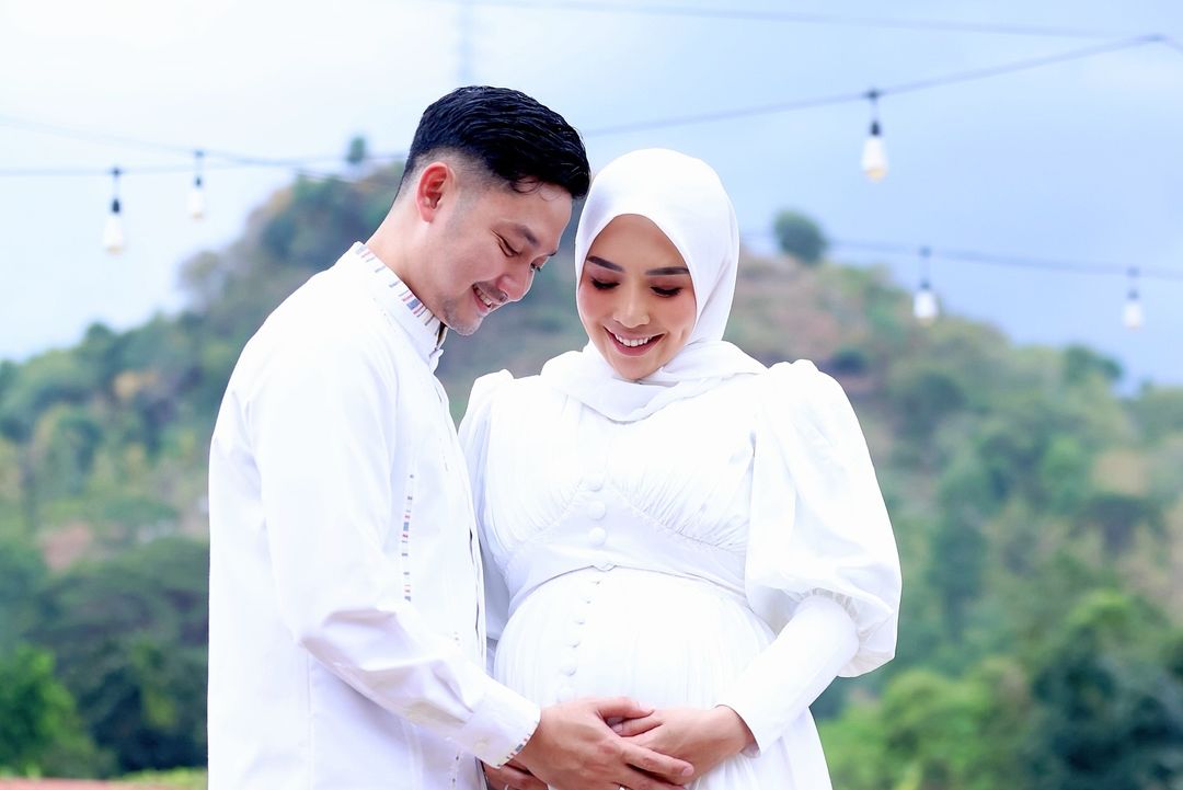 6 Potret Tujuh Bulanan Istri Angga Wijaya, Mantan Suami Dewi Perssik
