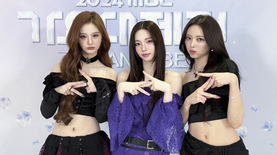 Kombinasi Visual Paripurna Yuna ITZY, Karina aespa, dan Sullyoon NMIXX Curi Perhatian