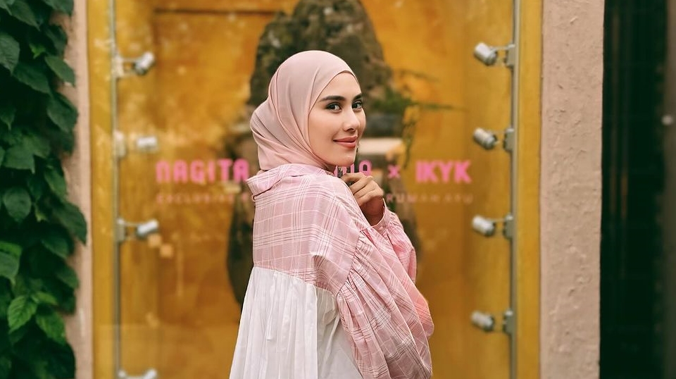 Gaya Hijab Jadi Sorotan, Syahnaz Sadiqah Pakai Sandal Belasan Juta di Penampilan Barunya