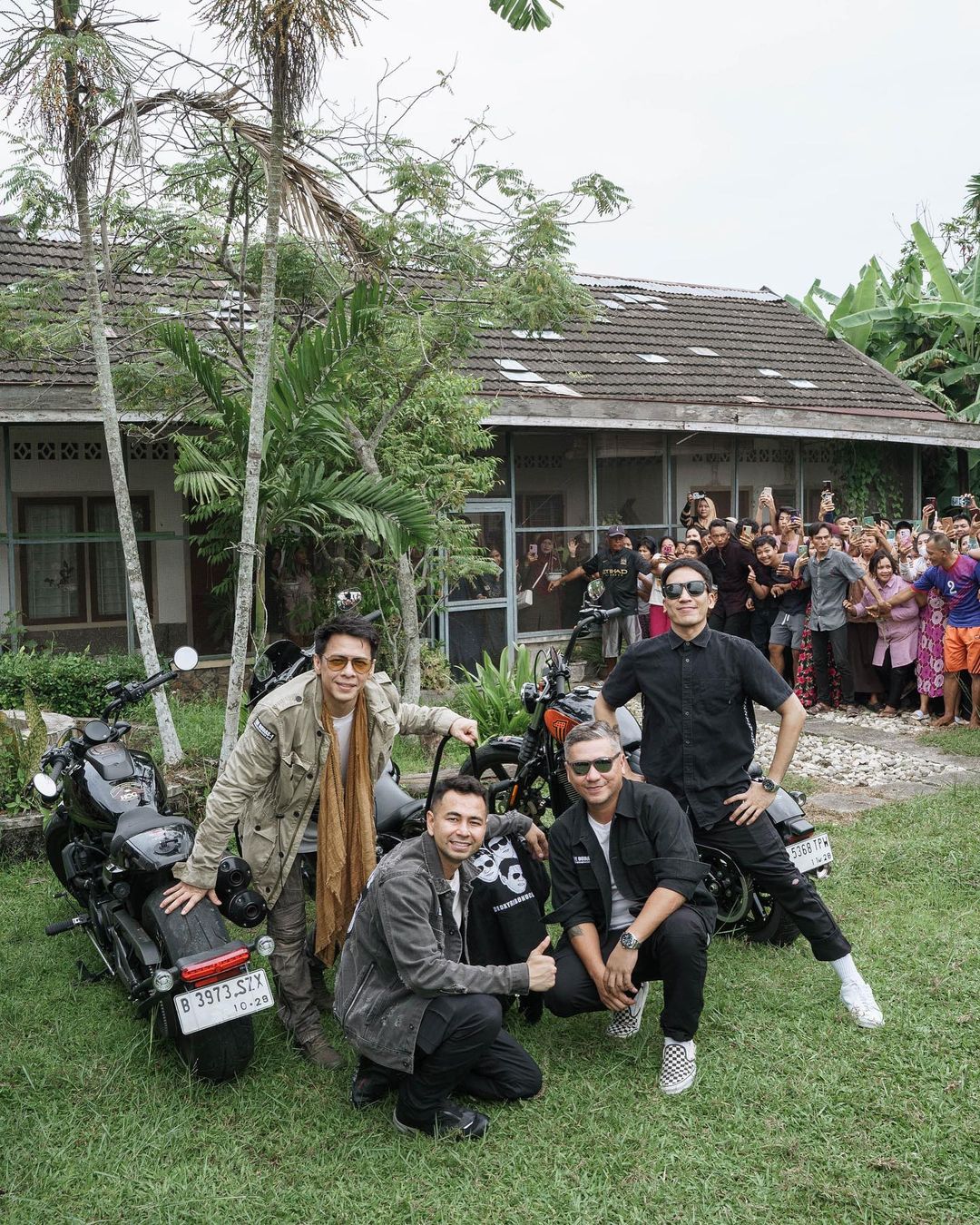 Hii..Sosok Mengerikan Tertangkap Kamera di Foto Ariel NOAH Bersama Desta