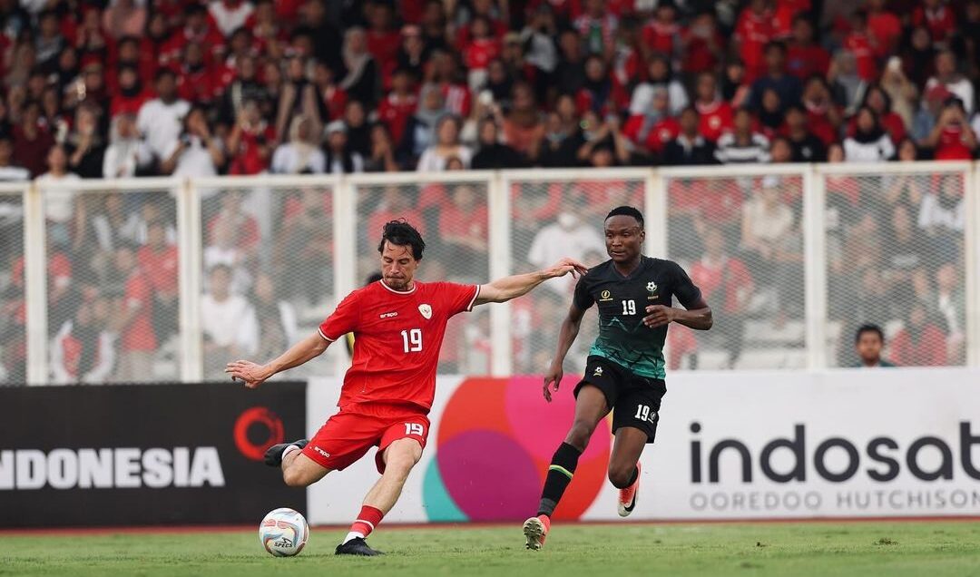 Thom Haye Menangis Haru Ketika Peluk Sang Ayah di Tribun Penonton