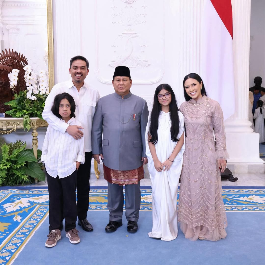 Tina Hastari bersama suaminya, Menteri UMKM Maman Abdurrahman dan Presiden Prabowo Subianto. [Instagram]