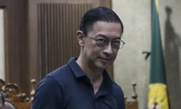 Bebas! Tom Lembong Selonjoran di Rumah Ditemani Istri