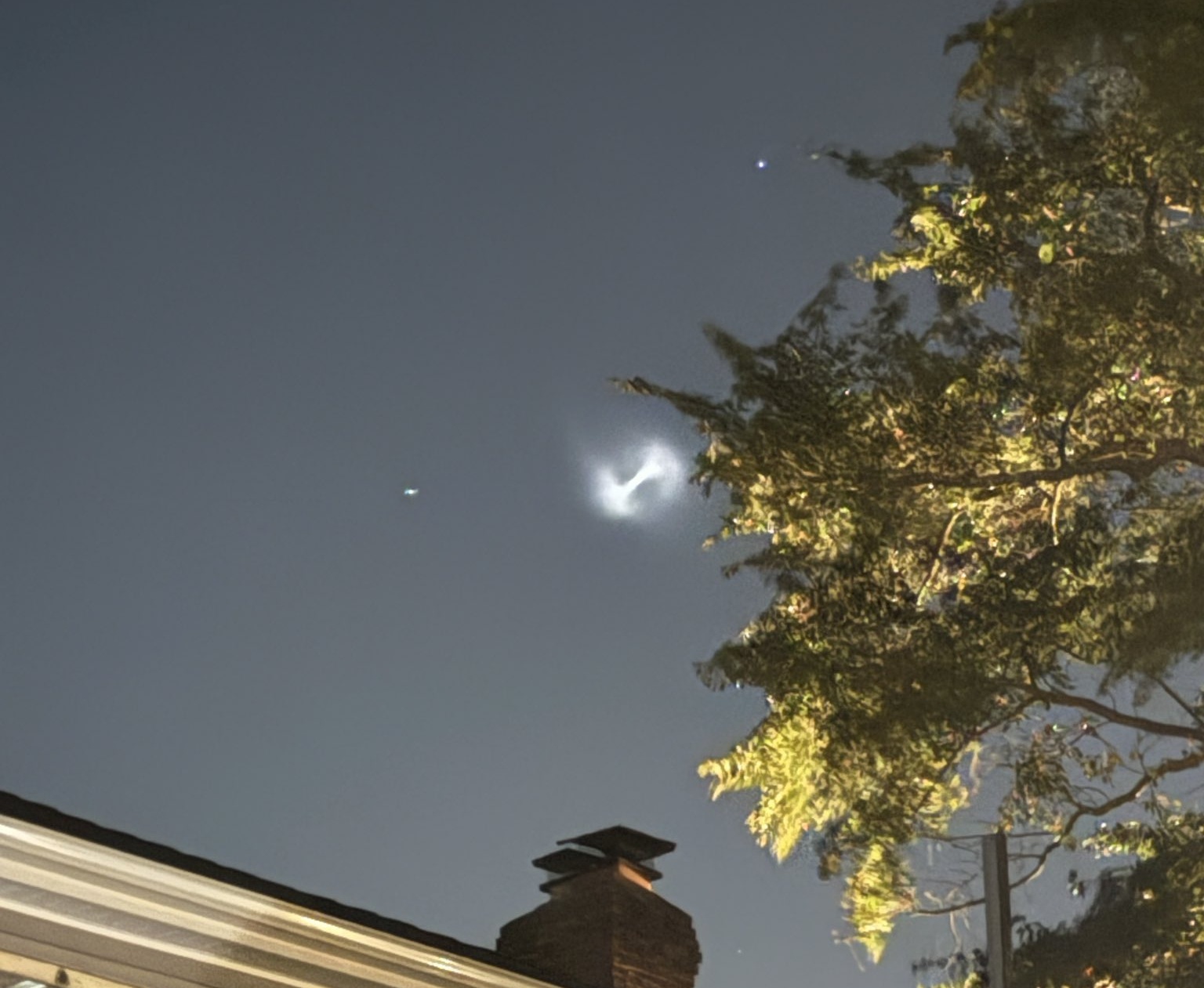 Penampakan Diduga UFO Muncul di Depok, Cahaya di Langit Terang Banget!