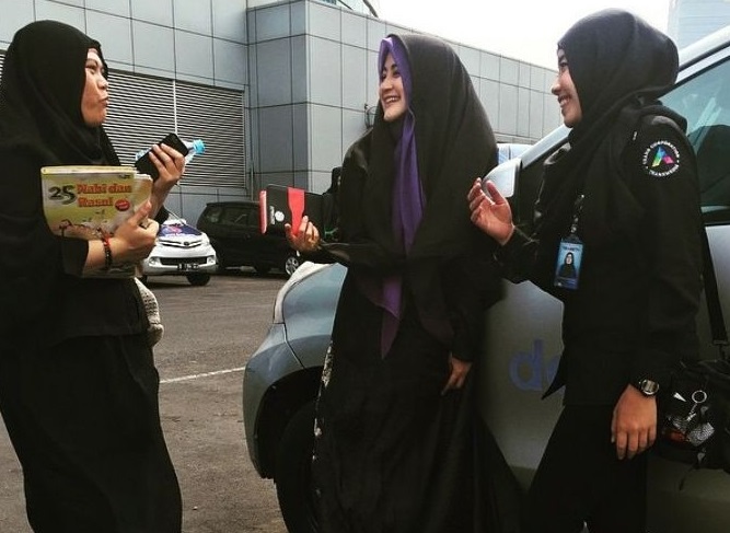 Umi Pipik Nekat Pake Rok Mini di Depan Ibu Mertua!