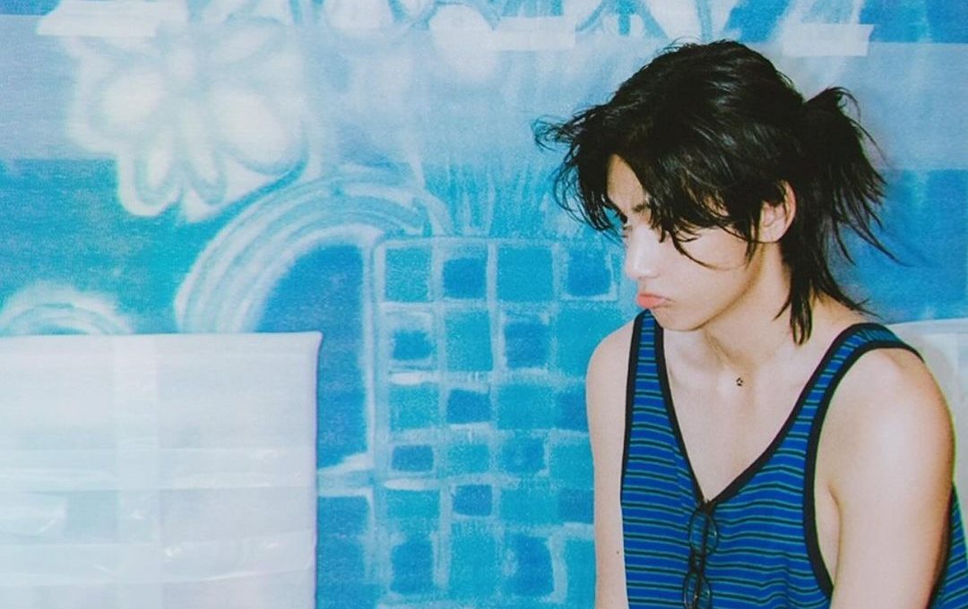 V BTS Pamer Badan Kekar Cuma Pake Tanktop di Story Terbaru