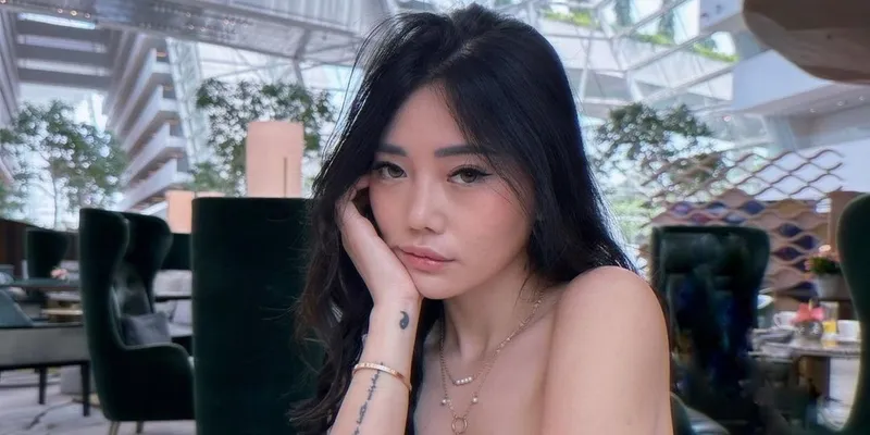 Wendy Walters Pamer Pelukan Mesra hingga Digendong Sosok Pria Misterius, Siapa?