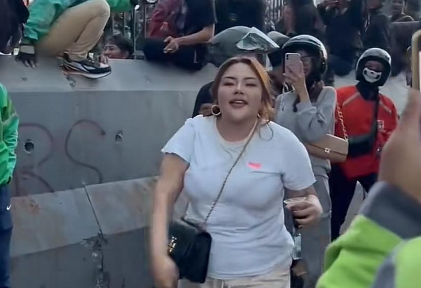 Viral! Aksi Lisa Mariana Ikut Demo di Gedung DPR hingga Kena Gas Air Mata