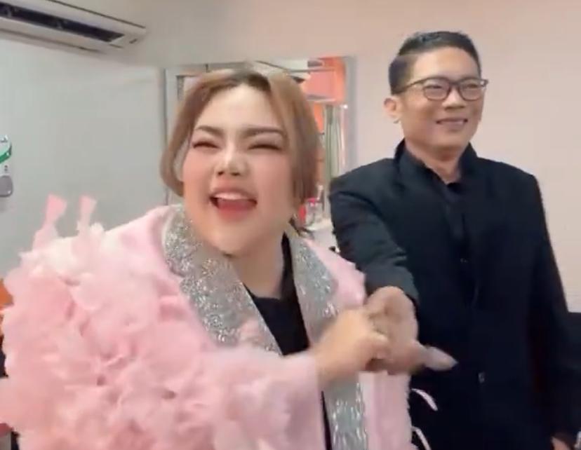 Heboh! Video Tangan Lisa Mariana Dicium Ridwan Kamil KW Jadi Sorotan