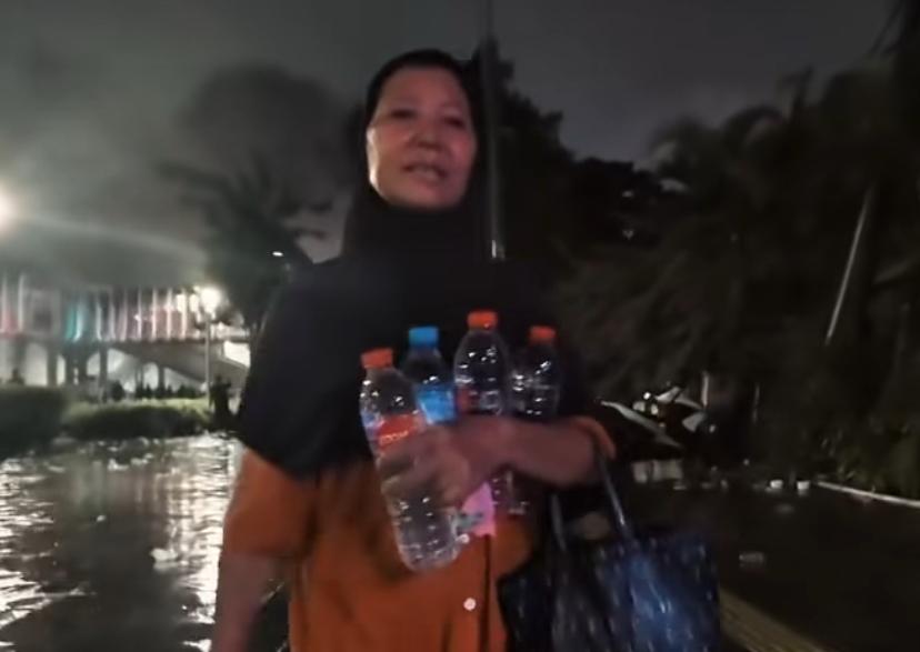 Sosok Ana yang Viral di Demo DPR Teriak Ganti Presiden, Netizen: Provokator Ini Ibu