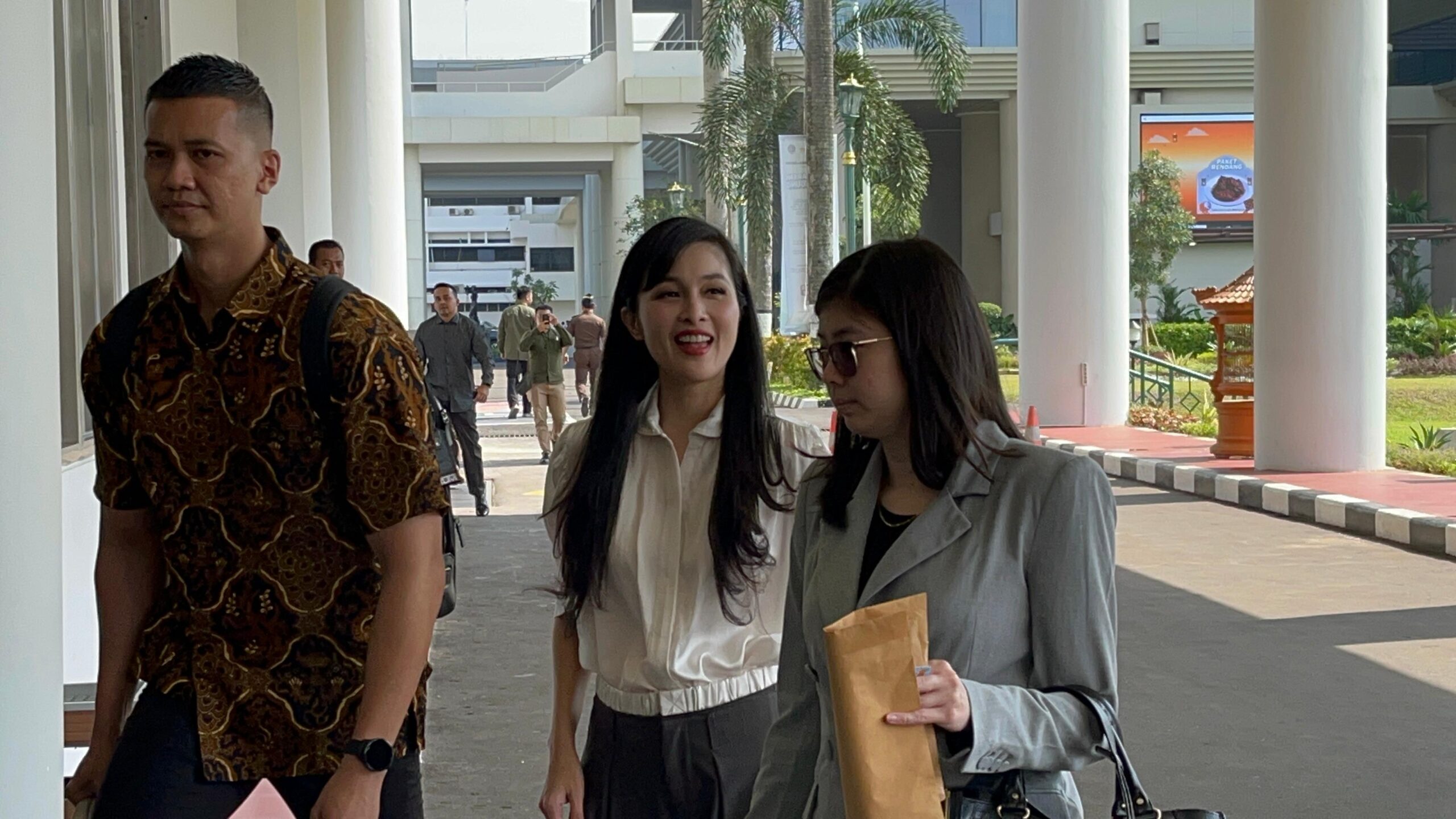 Sandra Dewi Peluk Harvey Moeis Usai Sidang Kasus Timah, Hakimnya Senyam-Senyum