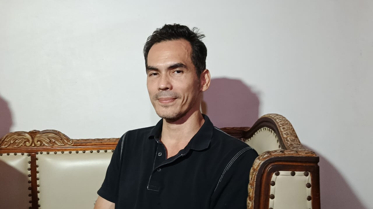 Artis Atalarik Syach syok saat mengetahui rumahnya dibongkar paksa oleh PN Cibinong, Jawa Barat, pada Kamis (5/15/2025). [Indopop]