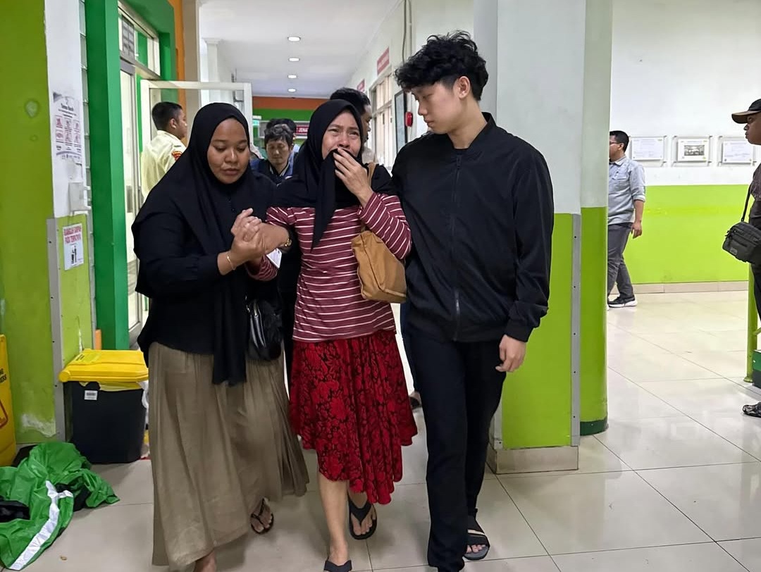 Willie Salim Peluk Ibunda Affan Kurniawan, Berikan Segepok Uang Belasungkawa