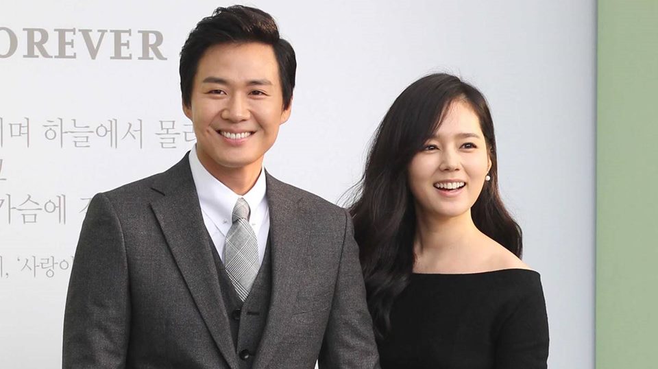 Han Ga In dan Yeon Jung Hoon Rayakan Anniv ke-19 dengan Pemotretan Mesra Pertama Kalinya