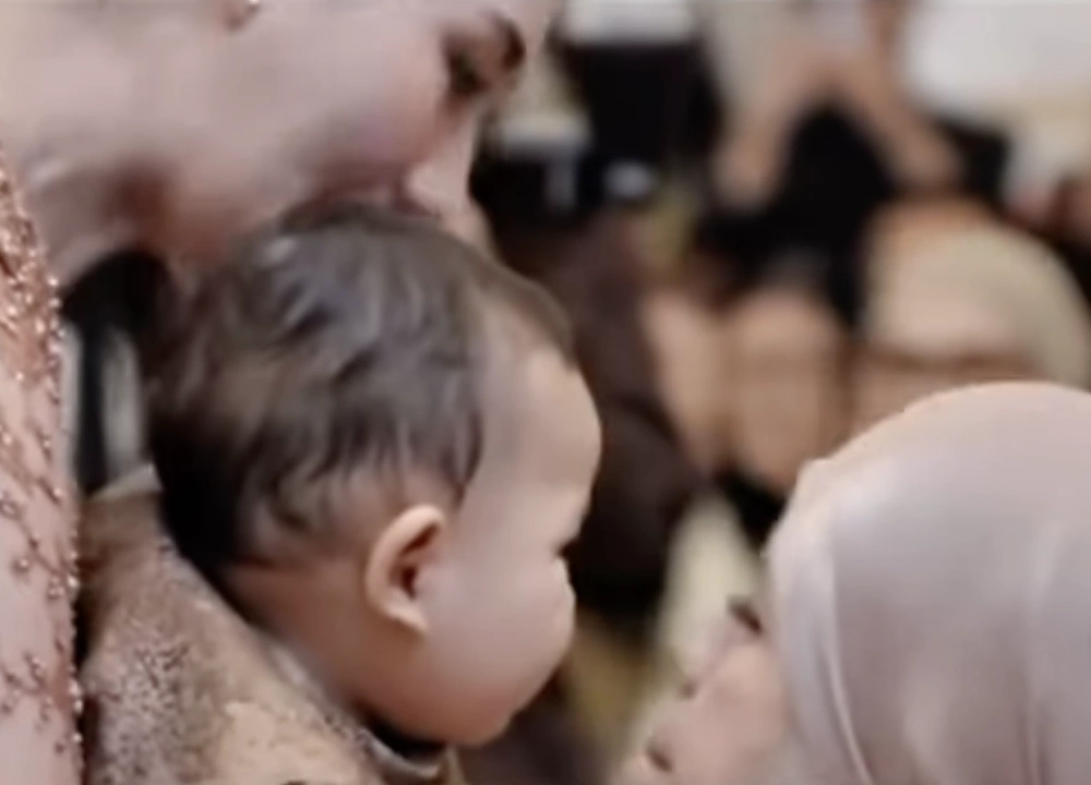 Acara Tedak Siten Baby Arash anak Thariq Halilintar dan Aaliyah Massaid. [TikTok]