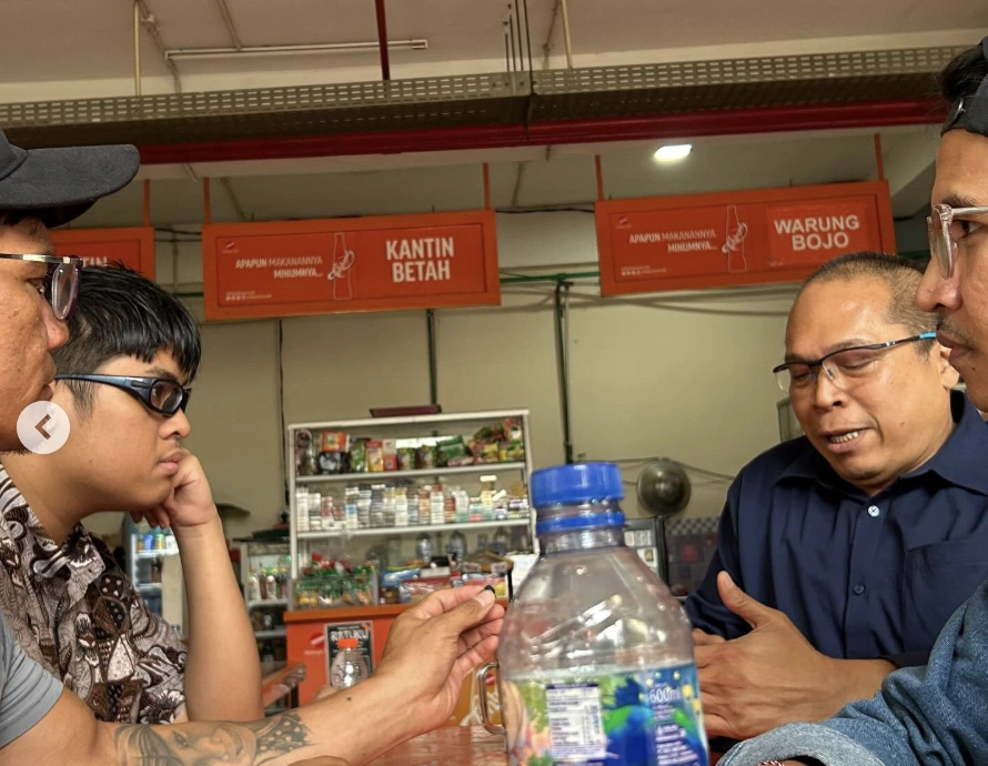 Adam Deni dan Laurend Lee Hutagalung bertemu dengan Dodo B.T. dan Nasio Pieter Christian terduga pelaku penganiayaan terhadap Darwin. [Instagram Adam Deni]