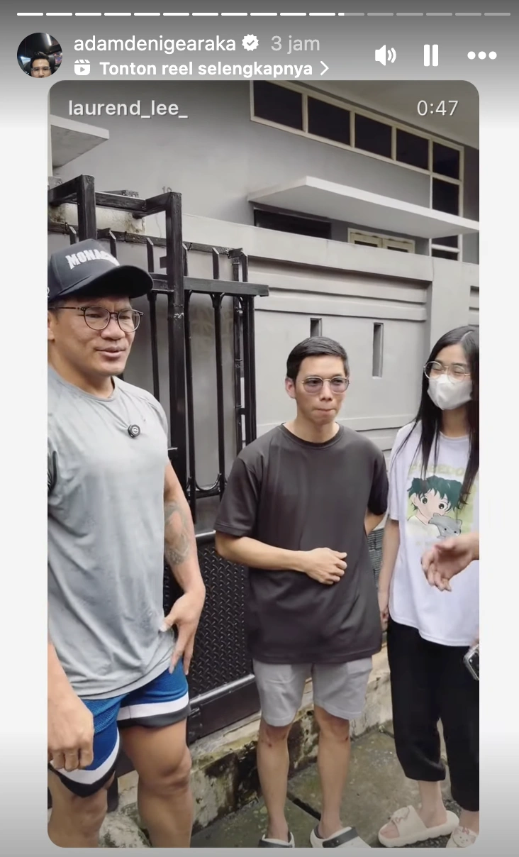 Adam Deni dan Laurend Lee Hutagalung mendatangi rumah Nasio Pieter Christian pelaku penganiayaan terhadap Darwin. [Instagram Adam Deni]