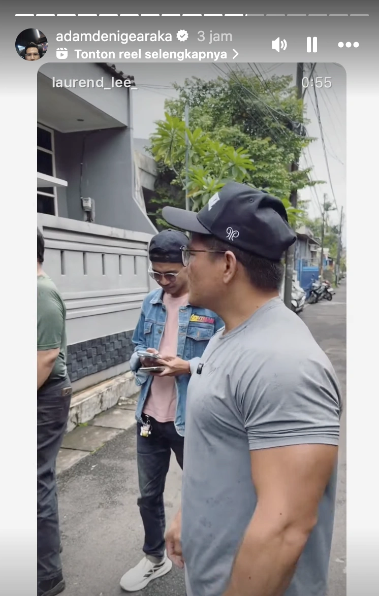 Adam Deni dan Laurend Lee Hutagalung mendatangi rumah Nasio Pieter Christian pelaku penganiayaan terhadap Darwin. [Instagram Adam Deni]