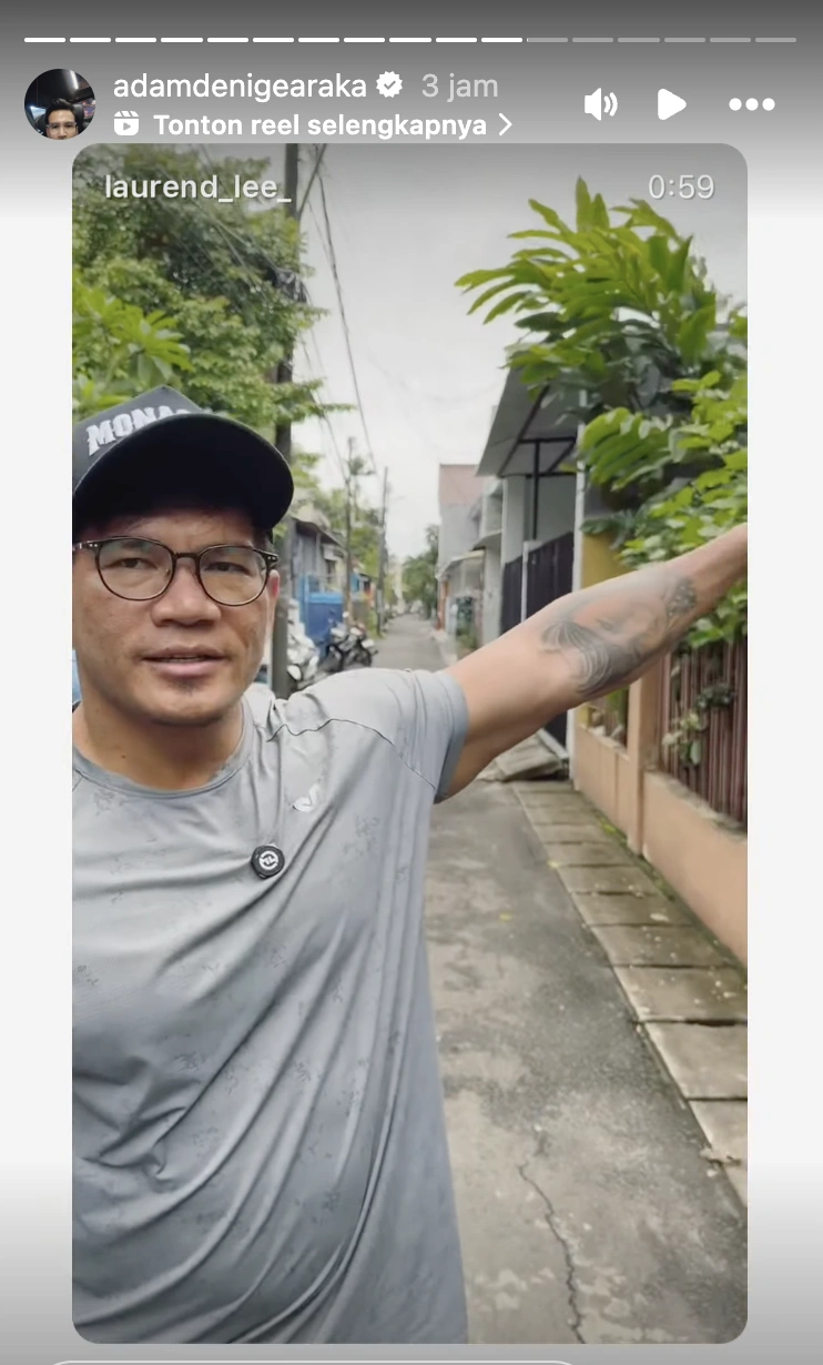 Adam Deni dan Laurend Lee Hutagalung mendatangi rumah Nasio Pieter Christian pelaku penganiayaan terhadap Darwin. [Instagram Adam Deni]