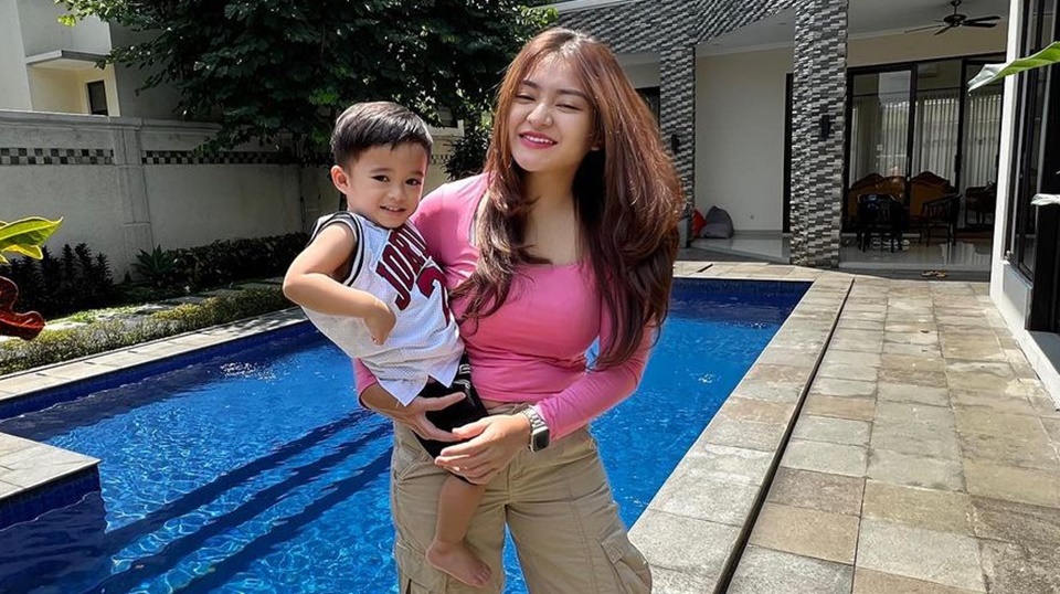 Nathalie Holscher Dinyinyirin Masih Tidur Saat Anak Mau Berangkat Sekolah