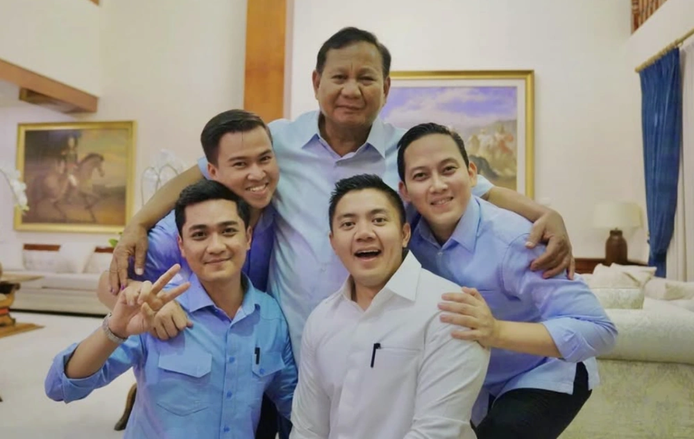 Agung Surahman Bersama Prabowo dan Ajudan Lainnya. [Instagram]