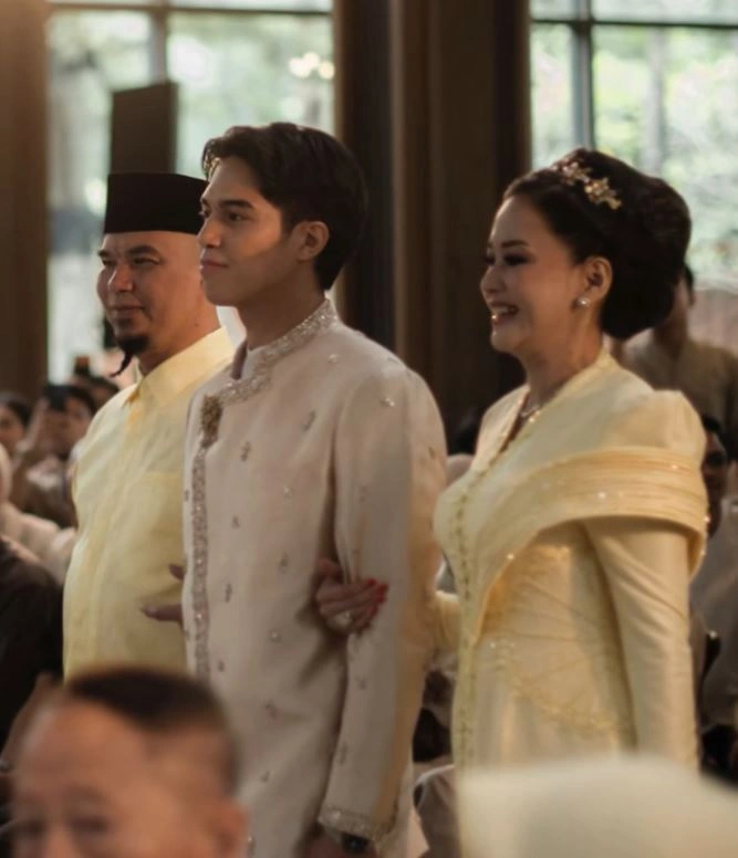 Ahmad Dhani Dan Maia Estianty Kompak Gandeng El Rumi Saat Lamar Syifa Hadju [sumber: Tiktok Lovvputih]